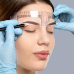 Miniatura kobiety poddawanej mapowaniu brwi