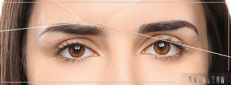 Kobieta poddawana nitkowaniu brwi